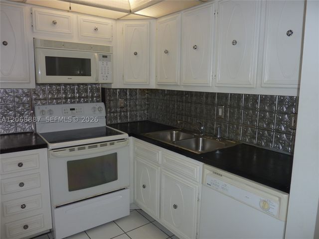180 Cypress Club Dr 811, Pompano Beach, FL 33060