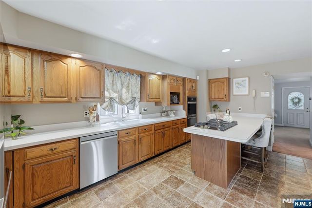 442 Riverview Drive, Totowa, NJ 07512