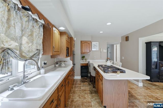 442 Riverview Drive, Totowa, NJ 07512