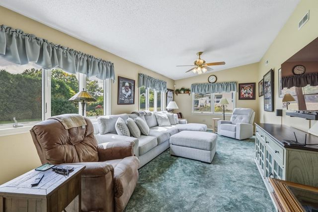 15 Somerset St, East Longmeadow, MA 01028