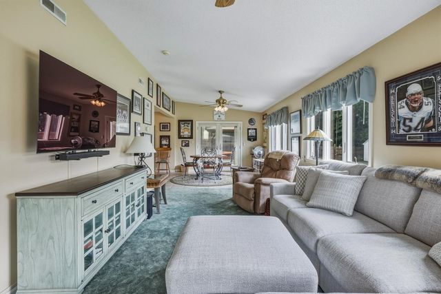 15 Somerset St, East Longmeadow, MA 01028