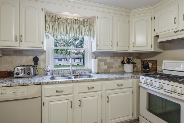 15 Somerset St, East Longmeadow, MA 01028