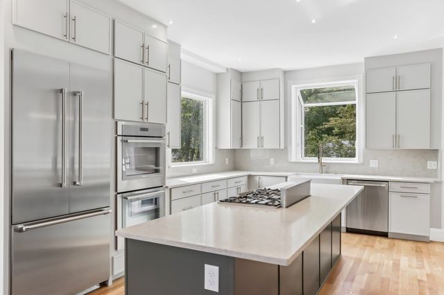 5 Cottage St, Nahant, MA 01908
