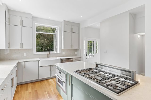 5 Cottage St, Nahant, MA 01908