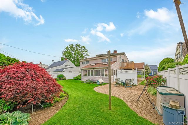 20 Flagstone Lane, Westbury, NY 11590