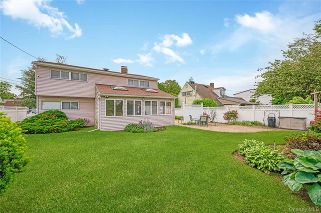 20 Flagstone Lane, Westbury, NY 11590