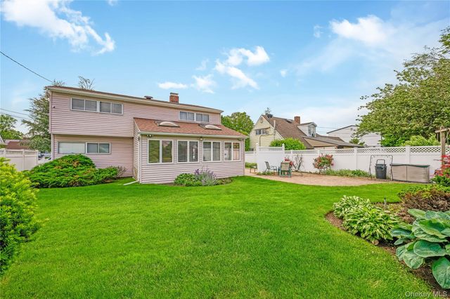 20 Flagstone Lane, Westbury, NY 11590