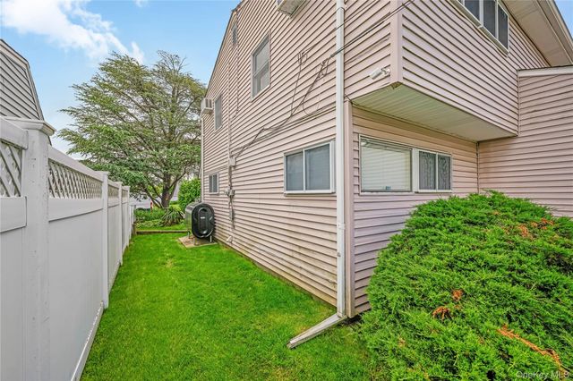 20 Flagstone Lane, Westbury, NY 11590