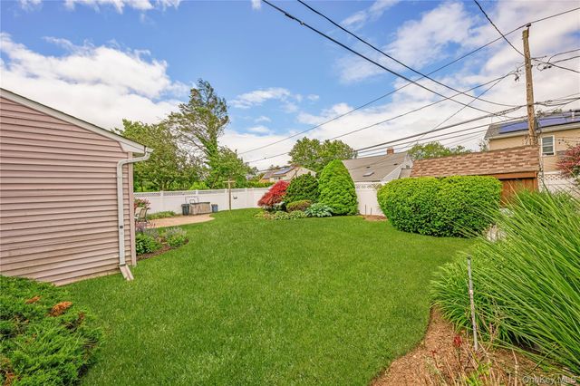 20 Flagstone Lane, Westbury, NY 11590