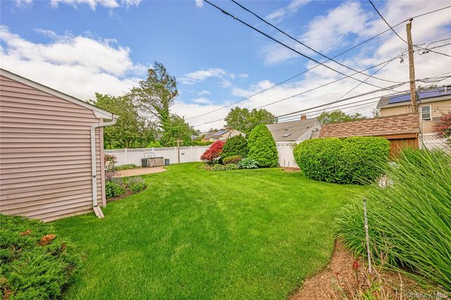 20 Flagstone Lane, Westbury, NY 11590