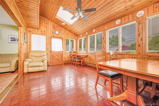 20 Flagstone Lane, Westbury, NY 11590