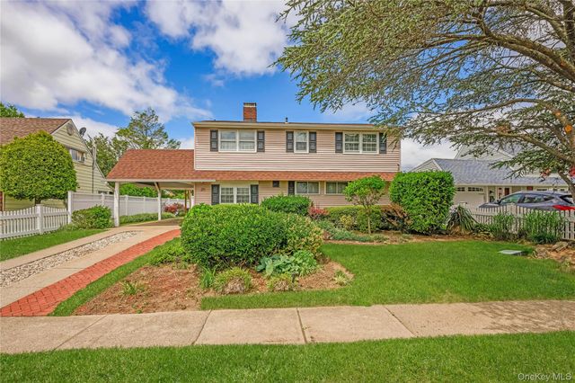 20 Flagstone Lane, Westbury, NY 11590