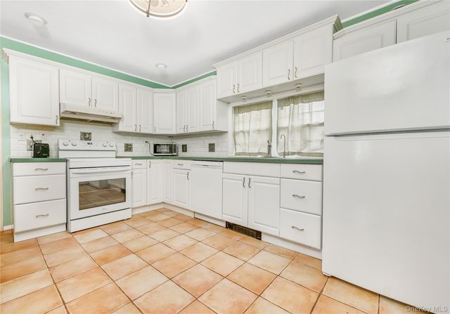 20 Flagstone Lane, Westbury, NY 11590
