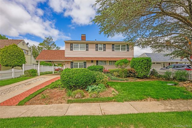 20 Flagstone Lane, Westbury, NY 11590