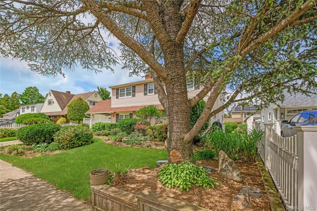 20 Flagstone Lane, Westbury, NY 11590