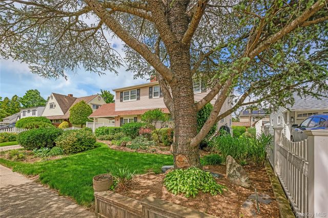 20 Flagstone Lane, Westbury, NY 11590