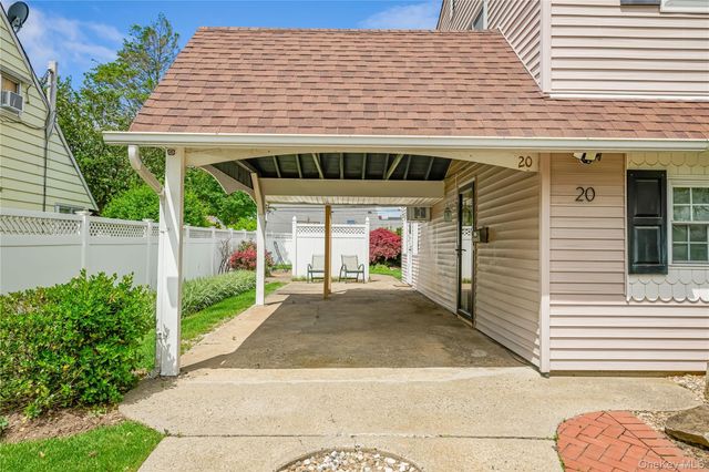 20 Flagstone Lane, Westbury, NY 11590