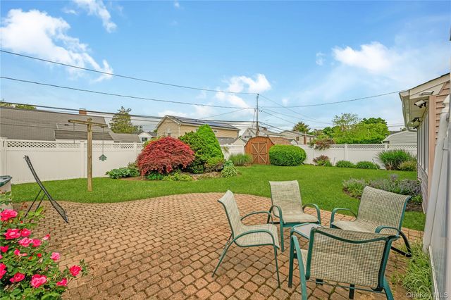 20 Flagstone Lane, Westbury, NY 11590