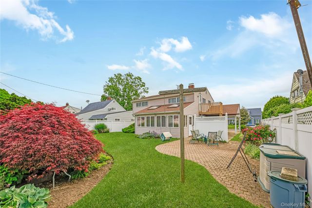 20 Flagstone Lane, Westbury, NY 11590
