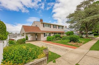 20 Flagstone Lane, Westbury, NY 11590