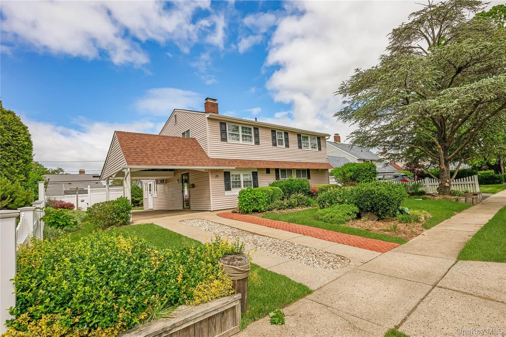20 Flagstone Lane, Westbury, NY 11590