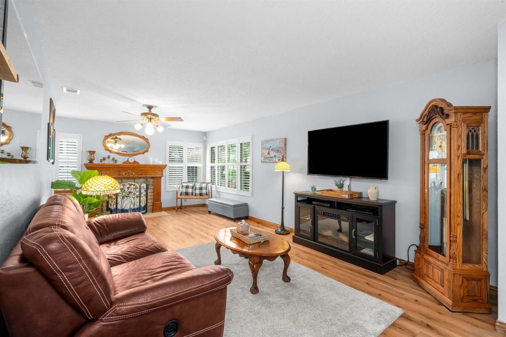 Image 6 of property listing at 2481 Northmoor Dr, Corona, CA 92882