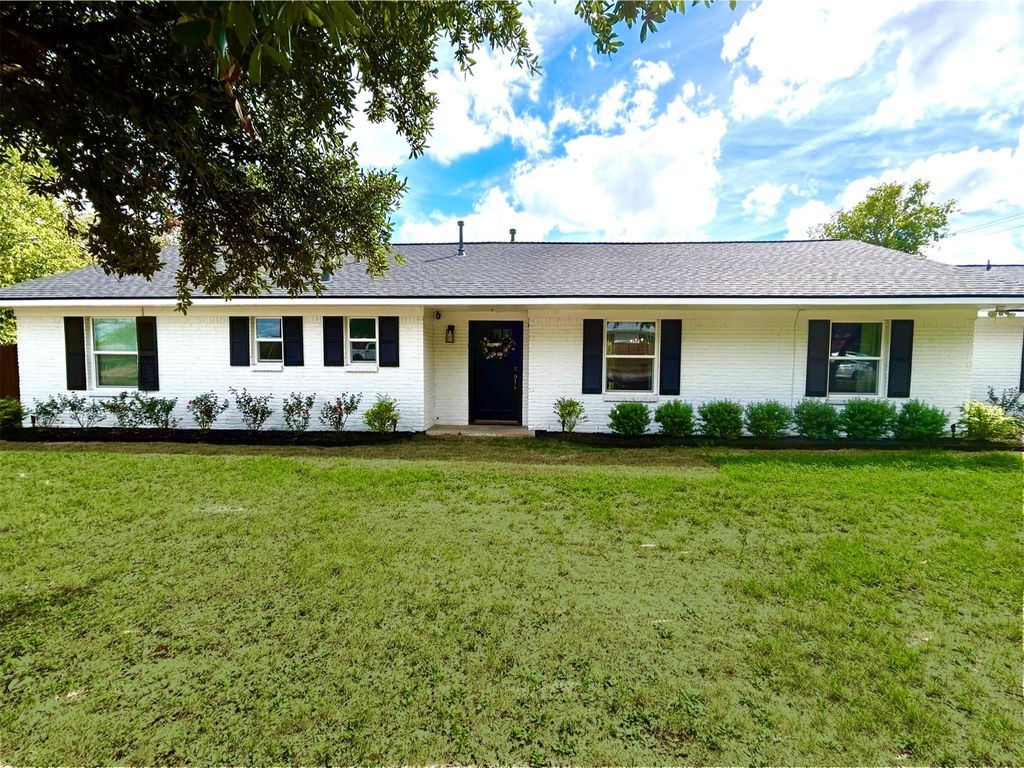 1012 Winding Road, College Station, TX 77840