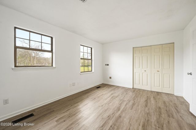 2905 Fordhaven Rd, Louisville, KY 40214