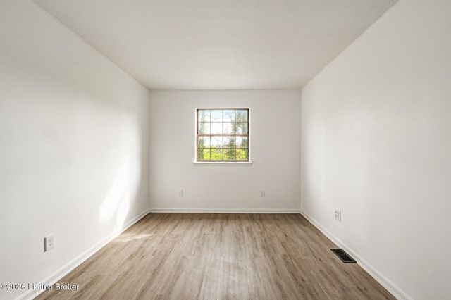 2905 Fordhaven Rd, Louisville, KY 40214