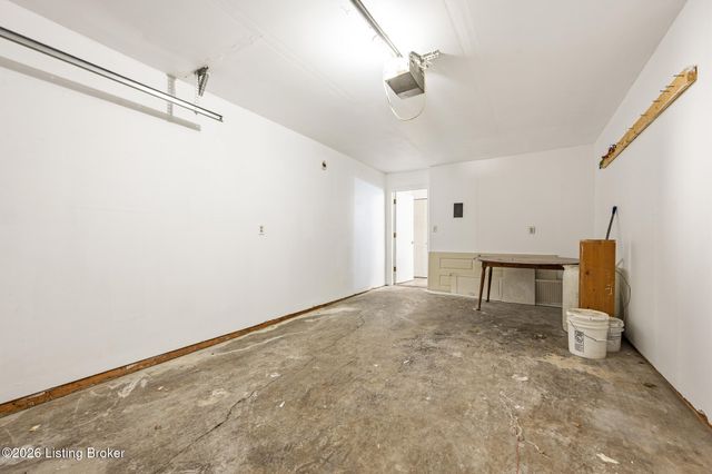 2905 Fordhaven Rd, Louisville, KY 40214