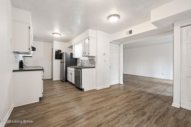 2905 Fordhaven Rd, Louisville, KY 40214