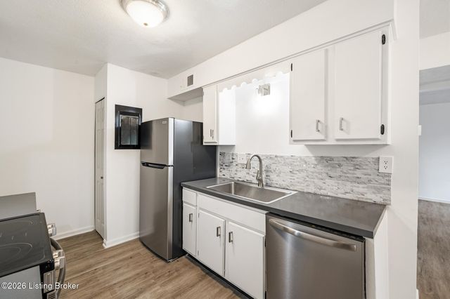 2905 Fordhaven Rd, Louisville, KY 40214