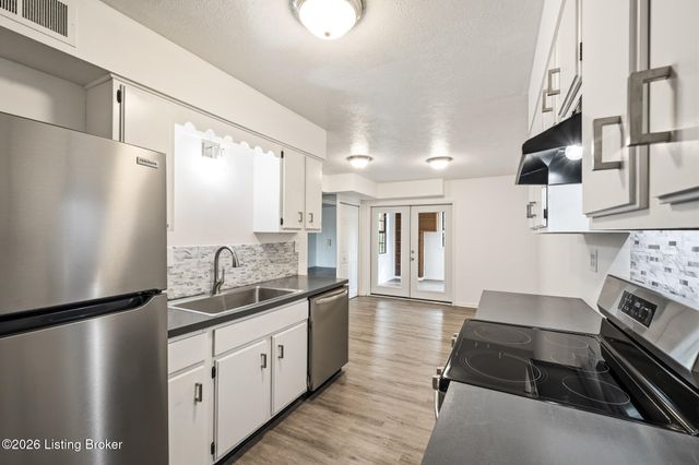 2905 Fordhaven Rd, Louisville, KY 40214