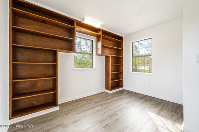 2905 Fordhaven Rd, Louisville, KY 40214