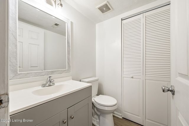 2905 Fordhaven Rd, Louisville, KY 40214