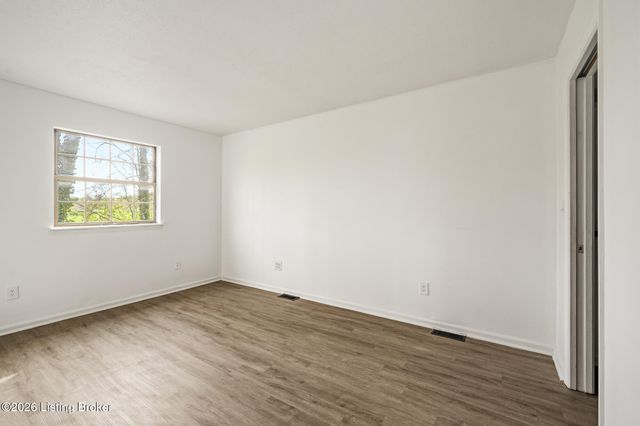 2905 Fordhaven Rd, Louisville, KY 40214