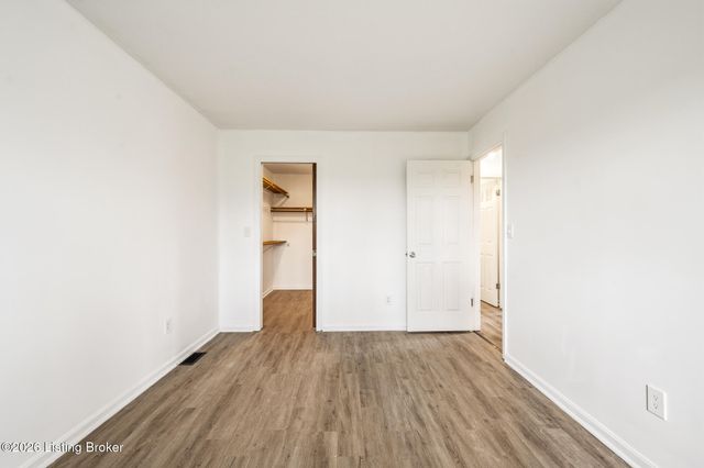 2905 Fordhaven Rd, Louisville, KY 40214