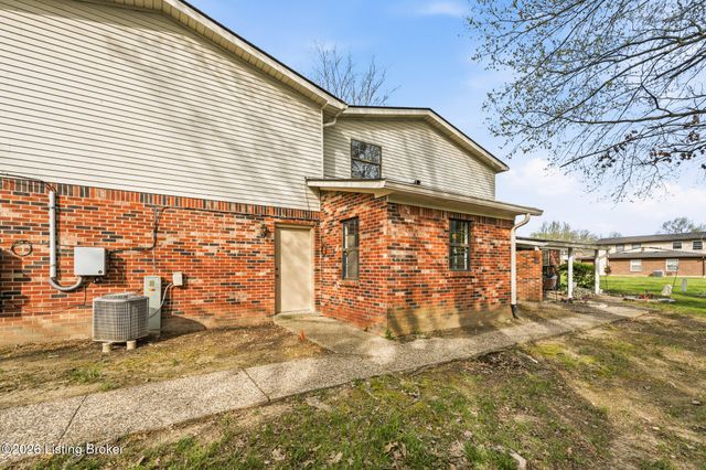 2905 Fordhaven Rd, Louisville, KY 40214