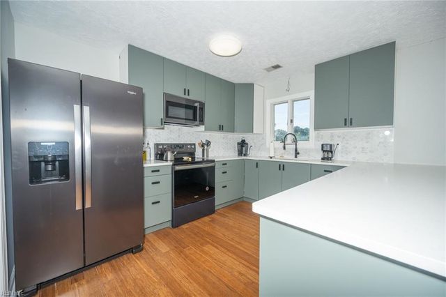 1250 Foursome LN, Virginia Beach, VA 23455