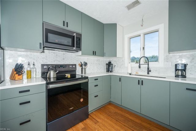 1250 Foursome LN, Virginia Beach, VA 23455