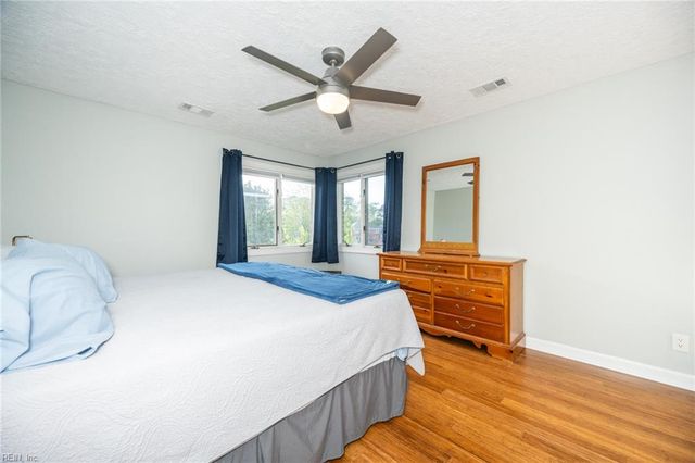 1250 Foursome LN, Virginia Beach, VA 23455