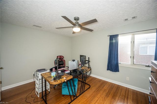 1250 Foursome LN, Virginia Beach, VA 23455