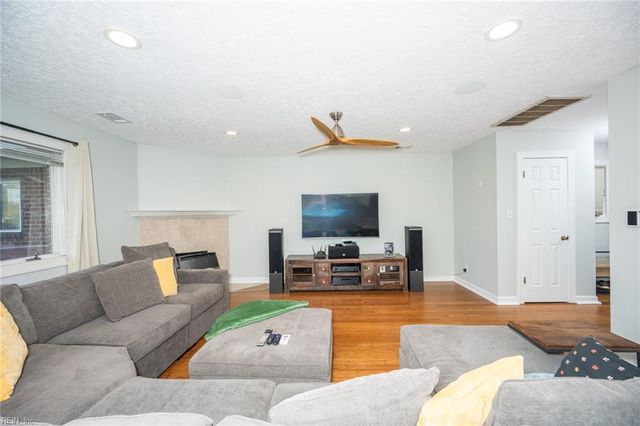 1250 Foursome LN, Virginia Beach, VA 23455