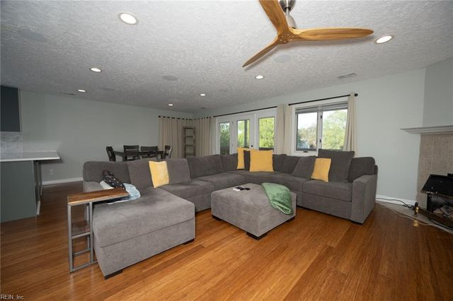 1250 Foursome LN, Virginia Beach, VA 23455