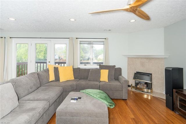 1250 Foursome LN, Virginia Beach, VA 23455