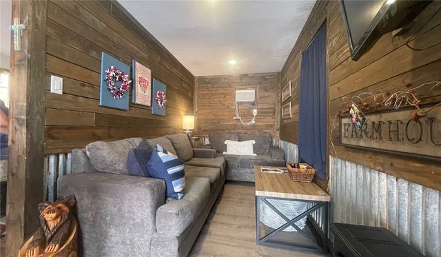 504 South Pine Street, Calvert, TX 77837