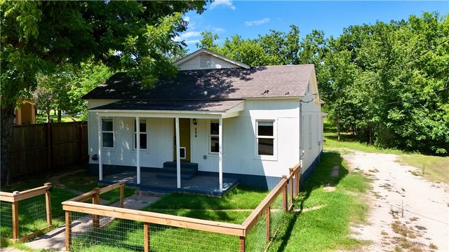 504 South Pine Street, Calvert, TX 77837