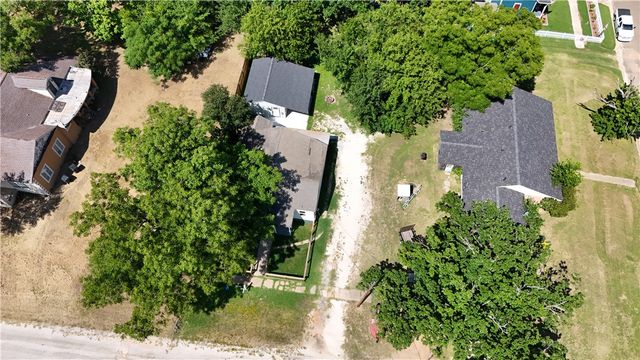 504 South Pine Street, Calvert, TX 77837