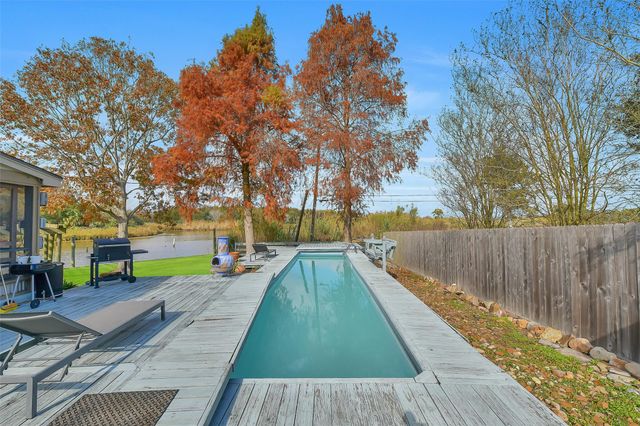 2211 Bayou Drive, League City, TX 77573