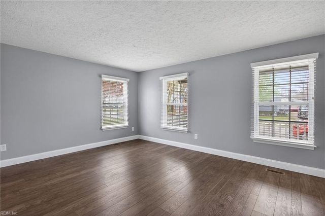 7512 Hughart ST, Norfolk, VA 23505